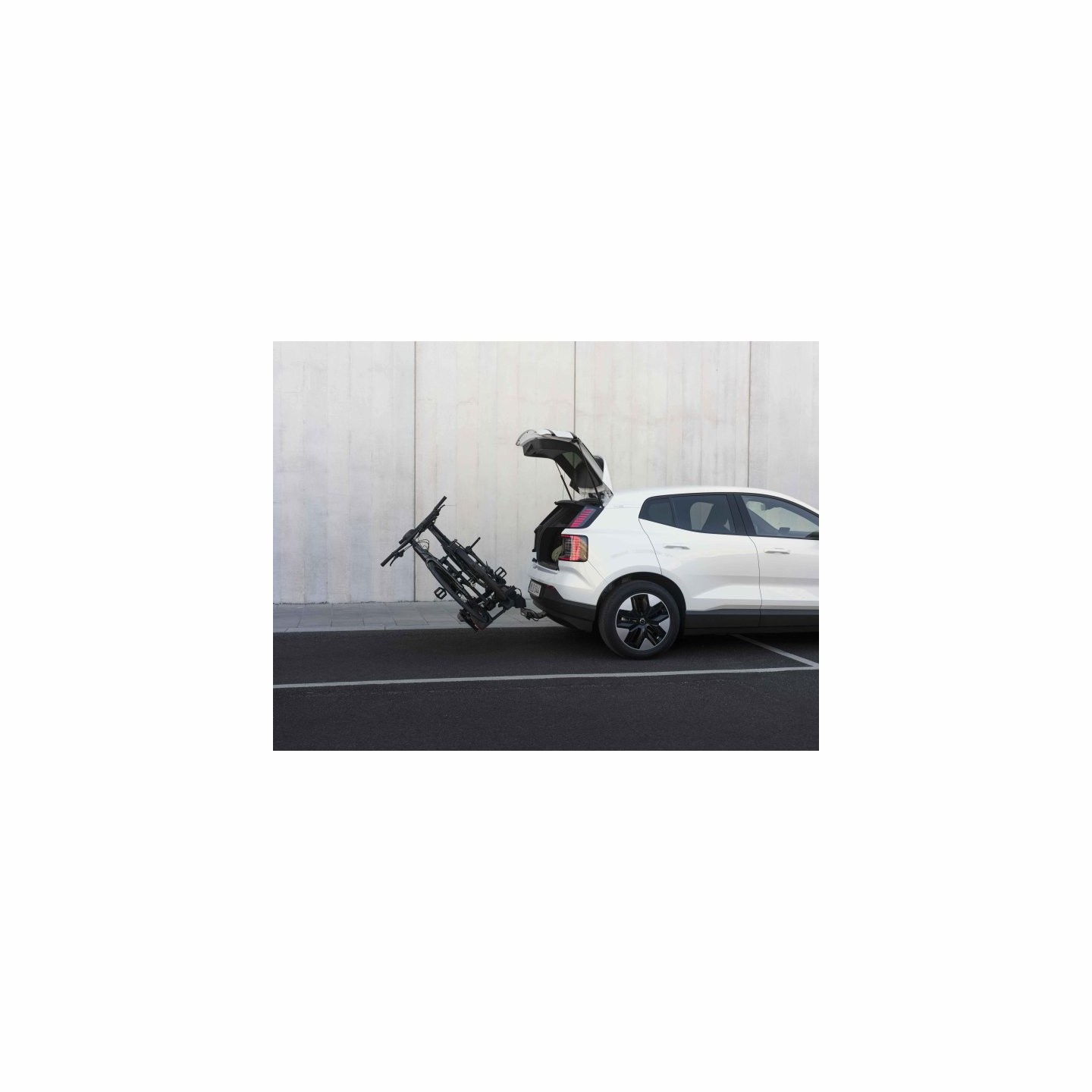 Porte-Vélos Attelage Thule Outpace 2 Vélos : Compact, Pliable, Installation Rapide, Accès Coffre Et Sécurité Optimale.