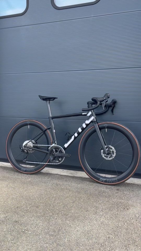 Same bike. Different energy. 🔥

Le BMC Teammachine SLR THREE 2027 passe en mode