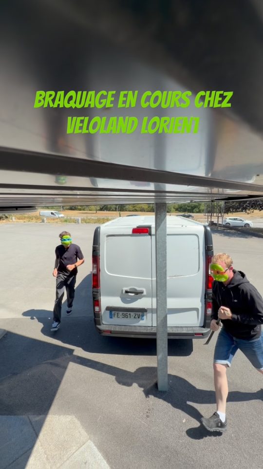 🚨 BRAQUAGE EN COURS CHEZ VELOLAND LORIENT 🚨

Deux braqueurs masqués ont