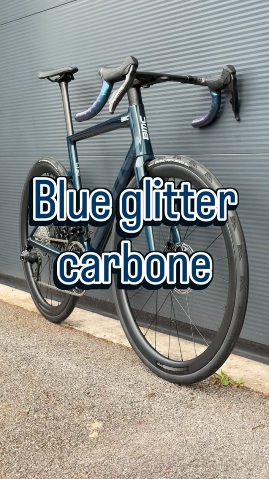 Tout le monde roule en carbone.

Personne roule avec CE bleu. 💎🩵
BMC SLR01 Blue