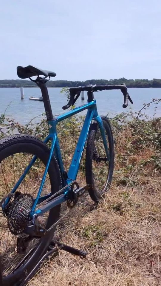 Le Colnago G4-X est fait pour sortir des sentiers battus. Là où la route
